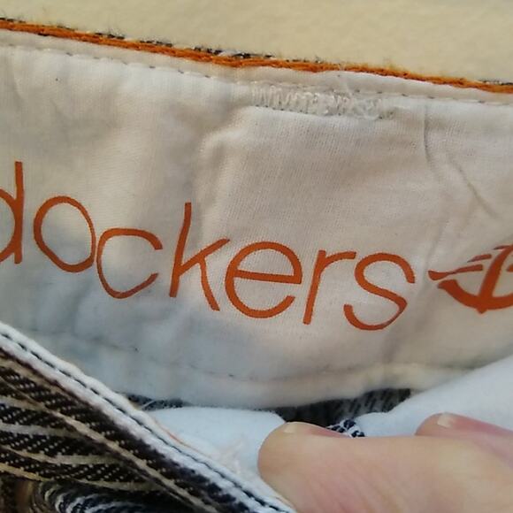 Dockers 30X10 pin stripped walking shorts.. Summer fun - Picture 2 of 8